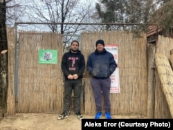 Dejan Gačić (desno), vlasnik Skloništa Vučjak, sa jednim od svojih zaposlenih, Urošem Rankovićem