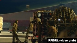 Vojna oprema i municija iz Sjedinjenih Država za ukrajinsku vojsku stiže na međunarodni aerodrom Borispil u blizini Kijeva. 