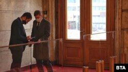 Повечето депутати спазиха изискването и представиха на влизане зелен сертификат.