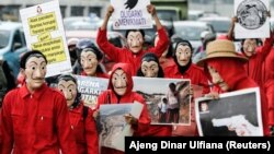 Protesti protiv korupcije u Indoneziji sa demonstrantima obučenim u likove popularne serije "La Casa de Papel" u oktobru 2021.