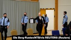 Anders Brejvik po dolasku u sudnicu na saslušanje tokom kojeg je tražio prijevremeno puštanje na slobodu, 18 januara 2022.