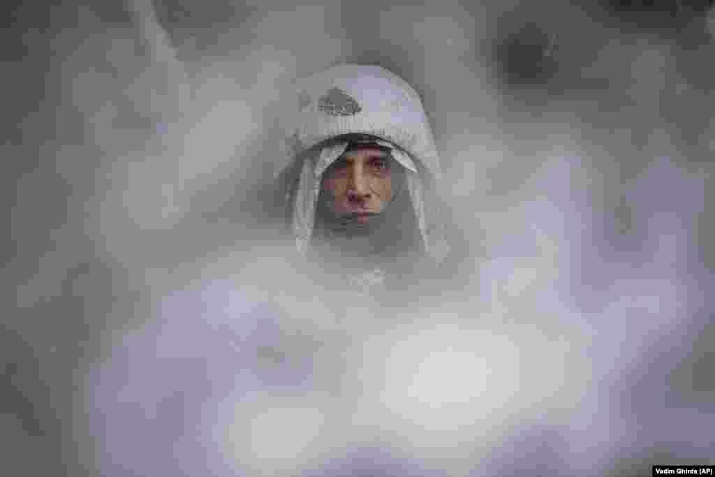 Ukrajinski vojnik u zimskoj kamuflažnoj uniformi u regiji Lugansk.