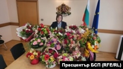 Лидерката на БСП в оставка беше обвинена в цензура. В понеделник тя не отговаряше на телефона си, а от пресцентъра на партията разпространиха снимки, наред с които тя благодари за вниманието, което е получила по повод рождения си ден. 