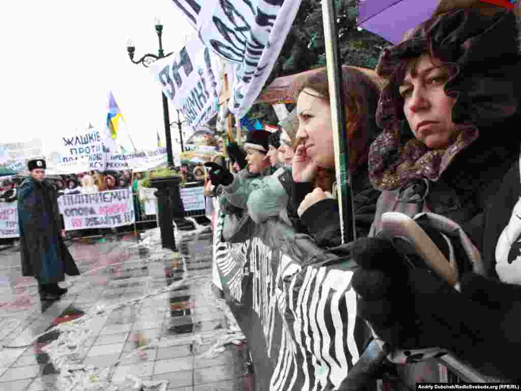 Близько 2 тисяч підприємців зібрались біля будинку Верховної Ради з вимогою не допустити ухвалення Податкового кодексу.