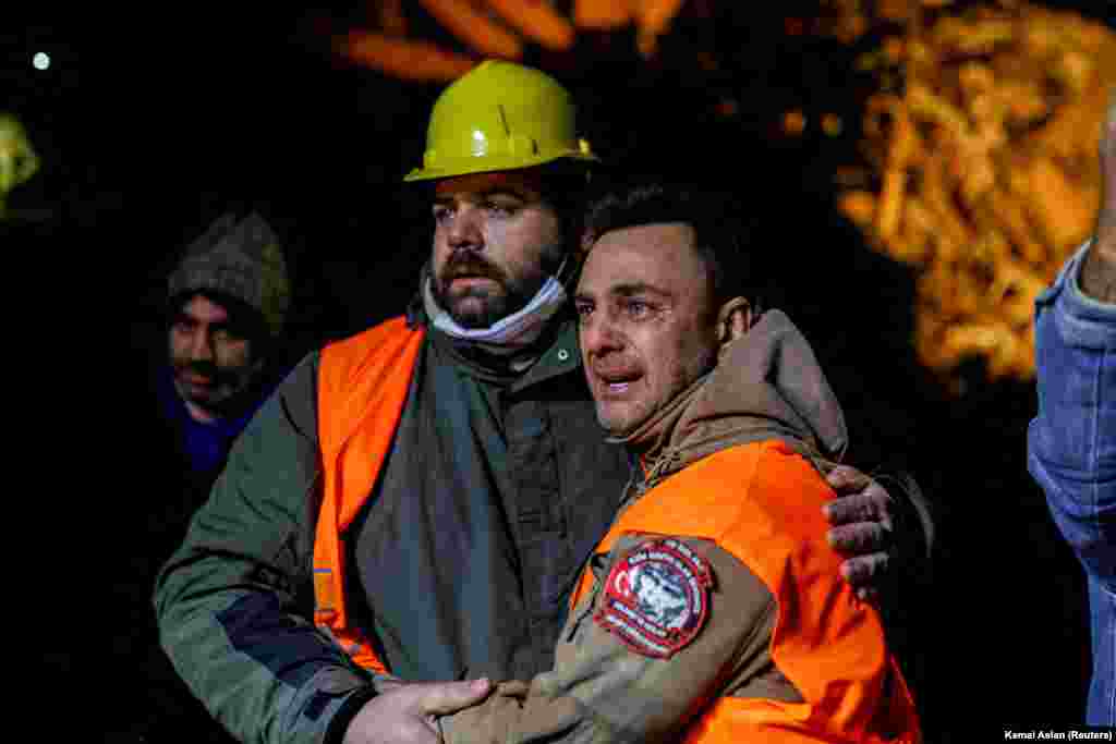 Волонтеры плачут в Хатае.     