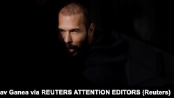 Andrew Tate ulazi u kombi ispred Apelacionog suda u Bukureštu, 1. februar 2023.