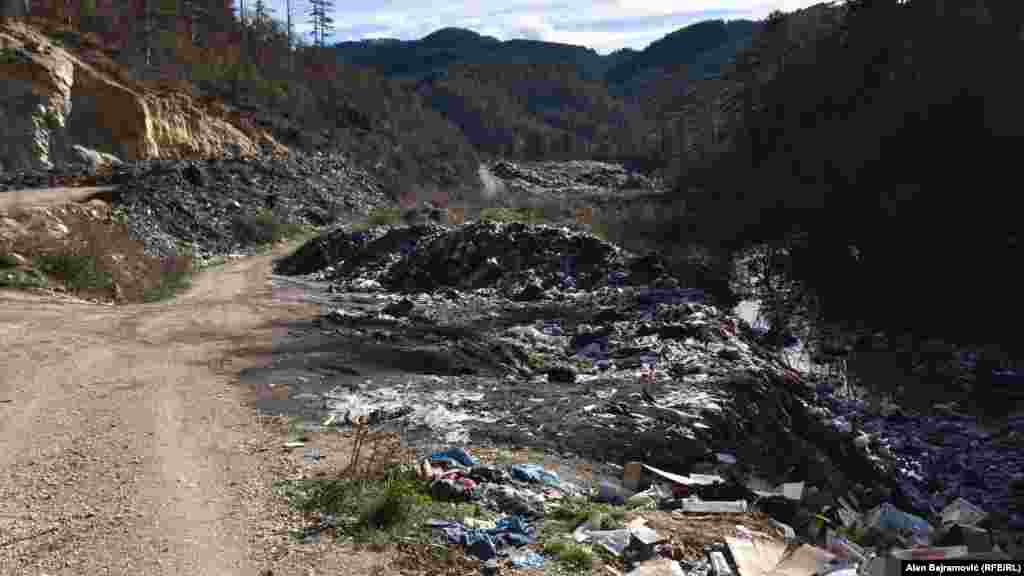 Građani su podnijeli krivične prijave protiv komunalnog preduzeća "Komunalac", kao i odgovornih lica iz Opštine Višegrad. Smatraju ih odgovornim za nelegalnu deponiju koja se nalazi u neposrednoj blizini kuća.