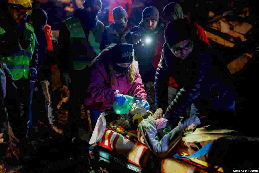 Этой женщине была сдедана сердечно-легочная реанимация после того, как ее достали из-под обломков, но позже скончалась от полученных травм.  