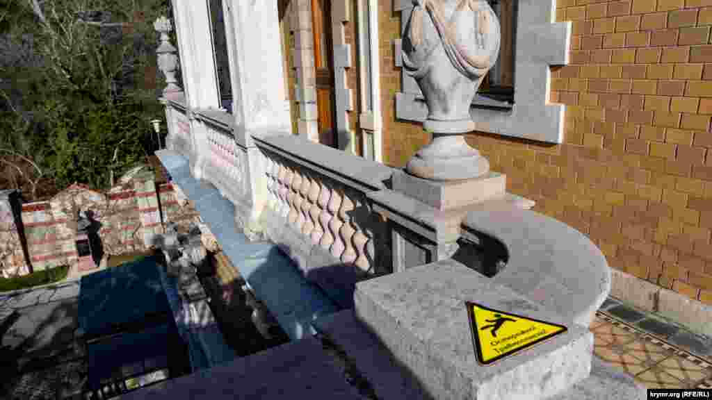 На «травмонебезпечному» балконі третього поверху. На самому поверсі спочатку планували дитячі кімнати