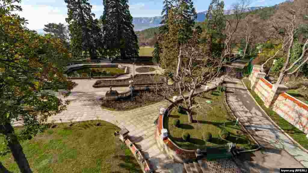 Виляд на парк в англійському стилі з балкона на третьому поверсі палацу. Над його створенням 1822 року працював знаменитий німецький садівник Карл Кебах. На місці розчищеної ділянки лісу він поділений на газони та квітники. Нині у парку ростуть понад 250 видів дерев і чагарників. Більшість із них – «прибульці»: бамбук, секвої, кедри, різноманітні хвойні породи