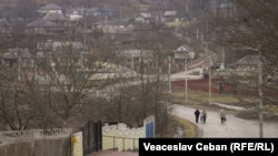 Potrivit raportului, persoanele care locuiesc la sat sunt mai puternic afectate de sărăcie decât cele de la oraș.