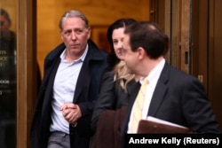 Fostul oficial FBI Charles McGonigal, care a condus divizia de contrainformații a agenției din New York, părăsește tribunalul federal din Manhattan după ce a fost arestat sub acuzația de încălcare a sancțiunilor SUA împotriva Rusiei, New York, Statele Unite, 23 ianuarie 2023.