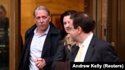 Bivši agent FBI-a Čarl Mekgonigal izlasi iz suda na Menhetnu pošto je uhapšen po optužbi da je prekršio sankcije SAD Rusiji, Njujork, 23. januar 2023.