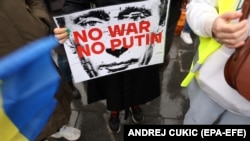 Transparent na protestu u oragnizaciji nevladinog Ruskog demokratskog društva u Beogradu, 24. decembar 2022.