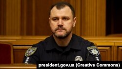 «За попередньою інформацією, невстановлений наразі пристрій підірвав чоловік, якого доставили на судове засідання. Встановлюються деталі», – повідомив Ігор Клименко