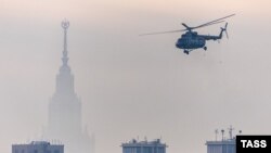Вертолёт Ми-8 над Москвой