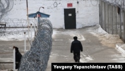 Заключенный на территории исправительной колонии