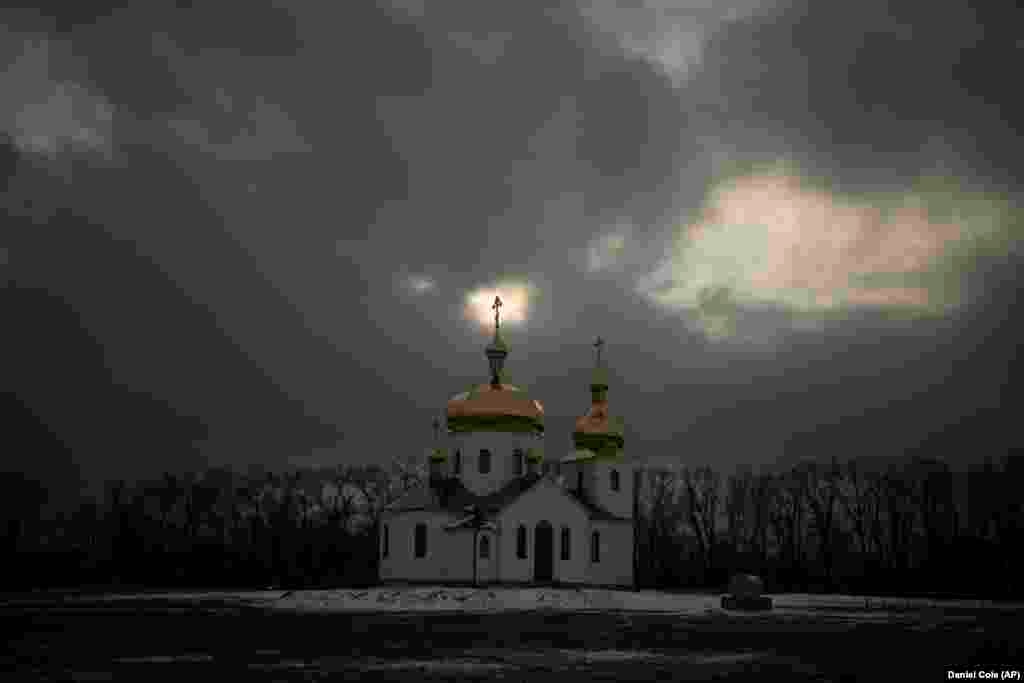 Незалежно від того, чи буде нове вторгнення з півночі, Олена із села Нові Яриловичі боїться, що вона ніколи більше не побачить свою матір, брата та двох сестер, які живуть лише за 3 кілометри, у Білорусі. «Я не можу повірити, що вони так близько, і я не можу їх бачити», – сказала агенції AP 63-річна білоруска, яка живе в Україні