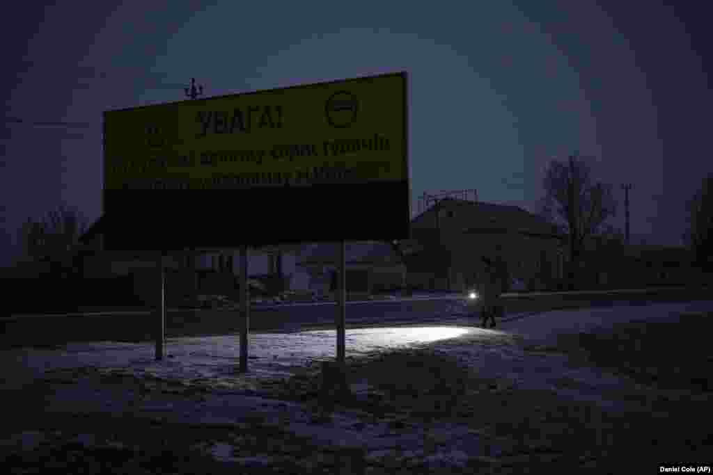 «Ми прислухаємося до кожного дрібного звуку та шуму. Так не можна жити», – каже 64-річна Валентина Матвєва з села Ріпки. «Коли ти постійно в страху, це не життя», – скаржиться жінка