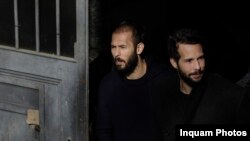 Andrew i Tristan Tate po izlasku iz zgrade suda u Bukureštu, Rumunjska, 1. veljače 2023.