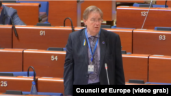 Predstavnik Velike Britanije Džon Hauel (John Howell) tokom obraćanja na sednici Saveta Evrope 25. januara 2023. u Strazburu, u Francuskoj.