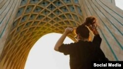 Žena bez hidžaba na trgu Azadi u Teheranu u januaru.