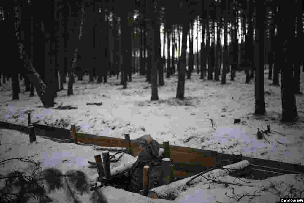 Українські офіційні особи кажуть, що ніхто не може передбачити, як діятиме Москва в найближчі місяці, тому потрібна пильність. «Незалежно від того, станеться це чи ні, ми завжди повинні бути готові», – каже Олександр  