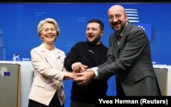 ევროკომისიის თავმჯდომარე, ურზულა ფონ დერ ლაიენი, ევროპული საბჭოს თავმჯდომარე, შარლ მიშელი და უკრაინის პრეზიდენტი ვოლოდიმირ ზელენსკი ბრიუსელში გამართული პრესკონფერენციის შემდეგ. 9 თებერვალი, 2023 წელი