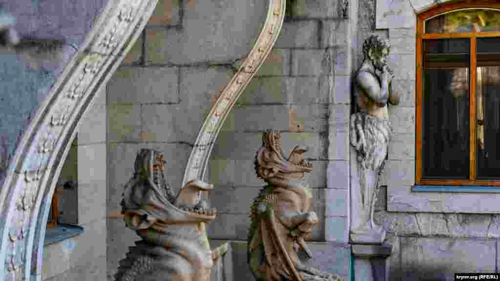 Головні історичні скульптури під західним крилом – «Химери» та «Сатир, який грає на сірінзі»