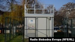 Мерна станица во центарот на Скопје. Најчести проблеми во мерните станици има прекини на струја, до дефекти во комуникацијата и пумпите за земање примероци.