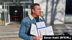 Davor Dragičević ispred Osnovnog suda u Banjoj Luci uoči glavnog pretresa po tužbi protiv njega za klevetu, 18. januar 2023.