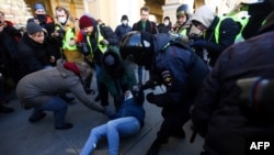 Задержание демонстранта во время акции протеста против вторжения России в Украину в центре Санкт-Петербурга 27 февраля 2022 года.