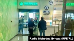 Čekanje ispred ekspoziture Sbebanke u centru Sarajeva 25. februara 2022.