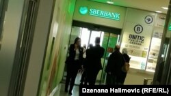 Sarajlije ispred ulaza u ekspozituru Sbebanke u zgradi UNITIC-a, u centru grada, čekaju da povuku gotovinu, 25. februara 2022. BiH je jedna od država u kojima je ova donedavno ruska banka prodata AIK banci iz Srbije. Tranzicija bi trebalo da bude okončana do kraja 2022.