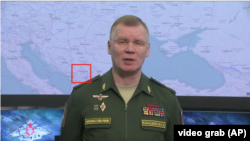 Igor Konašenkov, glasnogovornik Ministarstva odbrane Rusije, tokom obraćanja iz Moskve 25. februara 2022. Iza njega je mapa na kojoj je Kosovo (u crvenom okrivu, ovde dodatom redakcijskom intervencijom) označeno u svojim granicama.