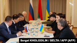 Ruska (levo) i ukrajinska (desno) delegacija na prvim pregovorima po početku rata. Razgovori su održani u Gomel regionu na teritoriji Belorusije 28. februara 2022.
