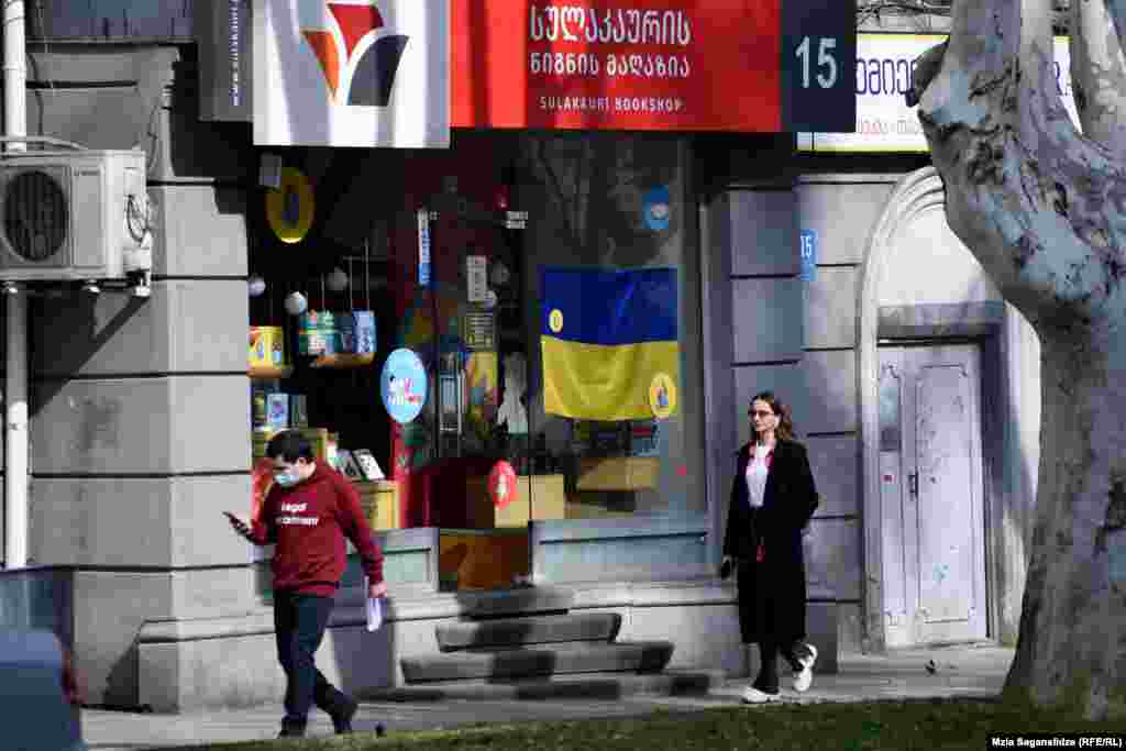 უკრაინის დროშა წიგნის მაღაზიის ვიტრინაზე. 