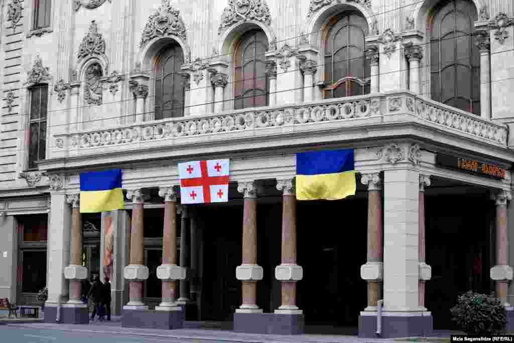 უკრაინის დროშები შოთა რუსთაველის სახელობის თეატრის ფასადზე. 