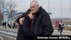 Alexandra a venit la granița cu România împreună cu mama și bunica, iar tatăl le-a condus și s-a întors la Kiev, să lupte.