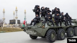 Грозный. Военнослужащие во время смотра сил чеченских военных подразделений и спецтехники на территории резиденции главы Чечни Рамзана Кадырова, 25 февраля 2022 года.