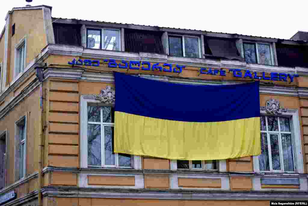 უკრაინის დროშა კაფე "გალერეას" თავზე. 