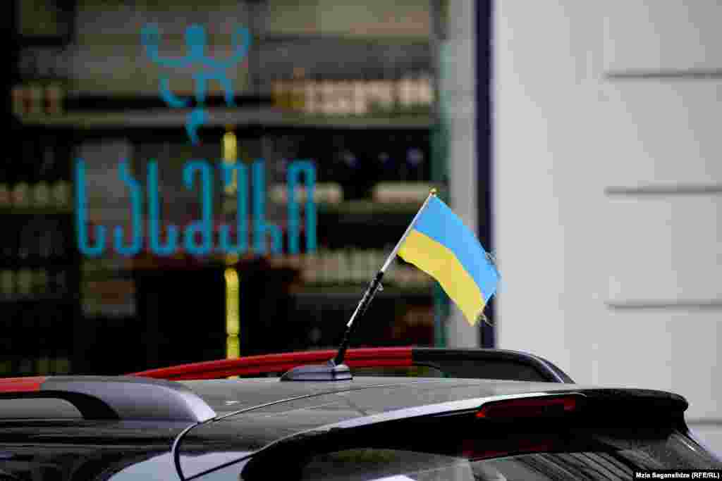 უკრაინის დროშა ავტომობილებზეც ფრიალებს.