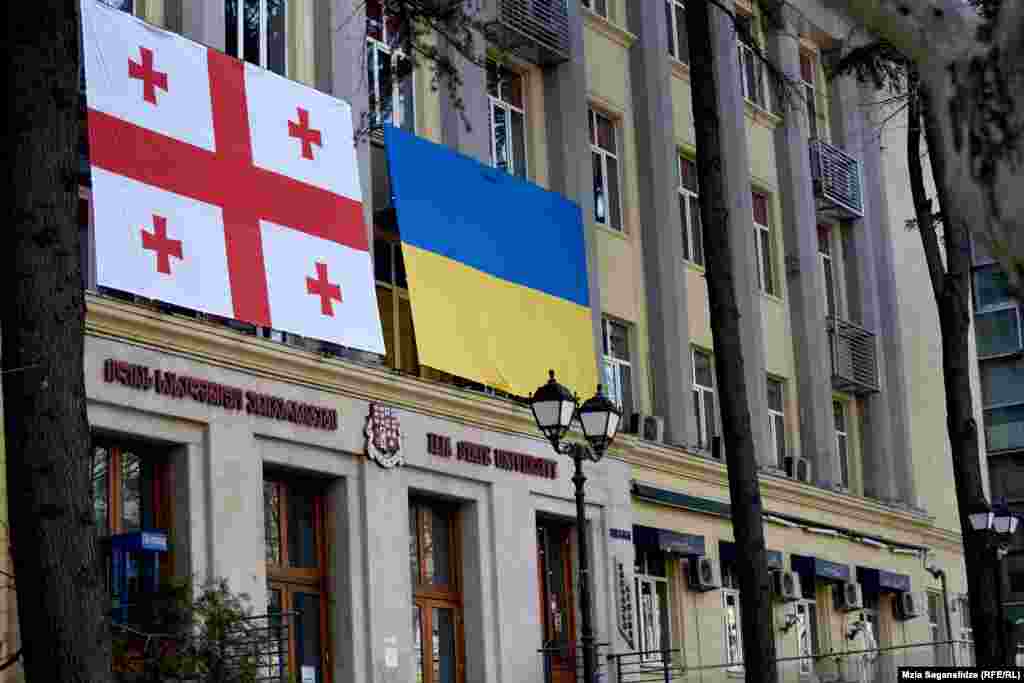 საქართველოს და უკრაინის დღოშები ილიას სახელმწიფო უნივერსიტეტის შენობაზე. 