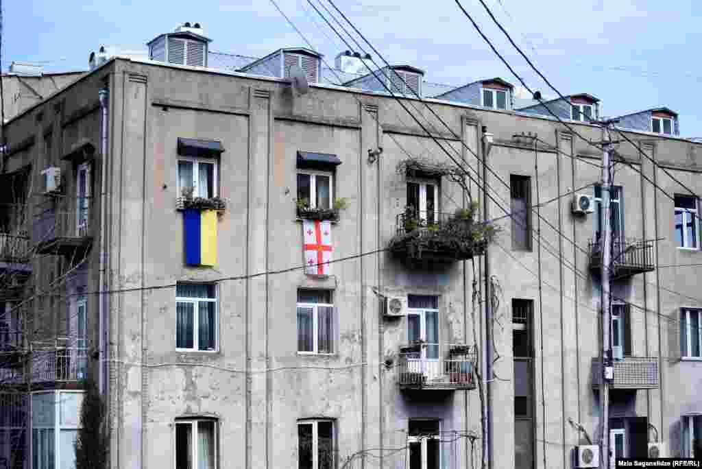 საქართველოს და უკრაინის დროშები ერთ-ერთ საცხოვრებელ კორპუსზე. 