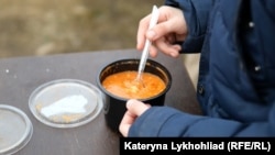 На пунктах прийому біженців дають гарячі напої та їжу