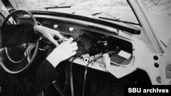 ფოტოს ახლავს მინაწერი, სადაც აღწერილია, თუ როგორ ეძებდნენ მაკინენის „ფოლკსვაგენს“.