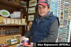 Bojan kaže da jednako kupuju i mladi i stari ili da dođe mladić i kupi šolju s likom ruskog predsjednika Vladimira Putina kao poklon za svog dedu