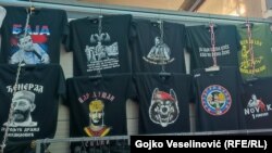 Prodavači kažu da kupuju i mladi i stari, a najviše se prodaju "patriotski" i historijski motivi, u posljednje vrijeme i motivi iz rusko-ukrajinskog rata