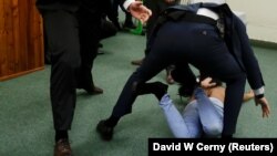 Момент затримання представниці «Фемен», Прага, 12 січня 2018 року