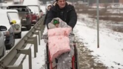 Refugiații înfruntă vremea rea în Ucraina Refugiații înfruntă vremea rea în Ucraina